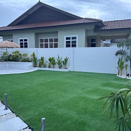 Home In Terengganu With Private Pool Kuala Terengganu Extérieur photo